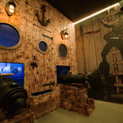 Salle immersive thème pirate avec canons