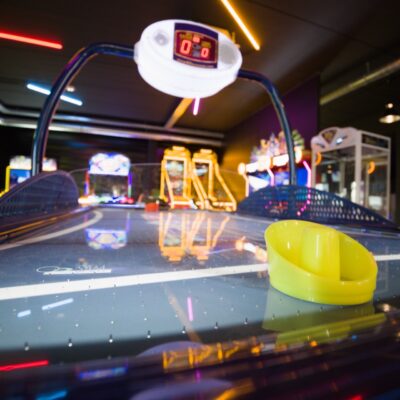 Table de air hockey dans salle d’arcade