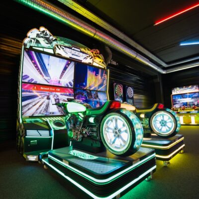 Bornes d’arcade moto lumineuses dans salle de jeux