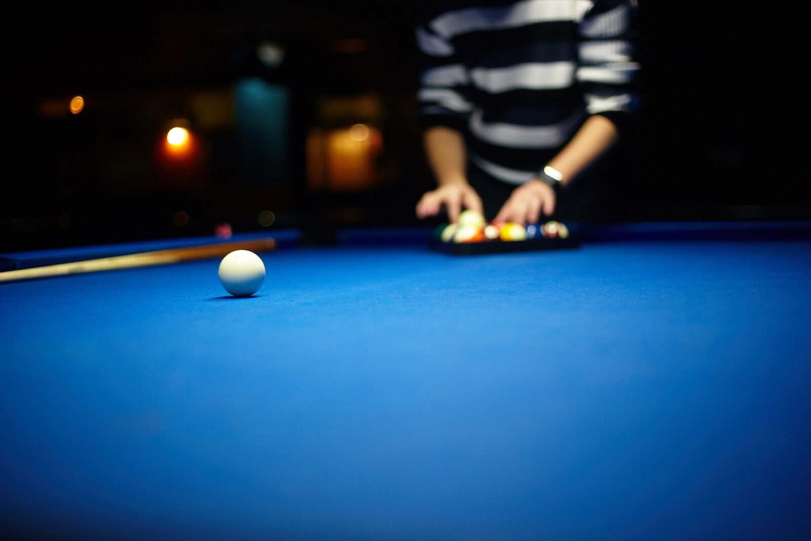 Bille blanche sur table de billard bleue