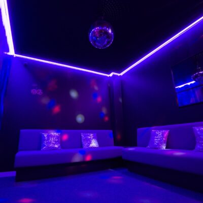 Salon lounge avec néons violets et boule disco