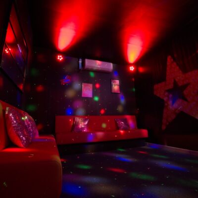 Salon lounge rouge avec lumières disco colorées