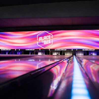Pistes de bowling illuminées avec écran coloré géant