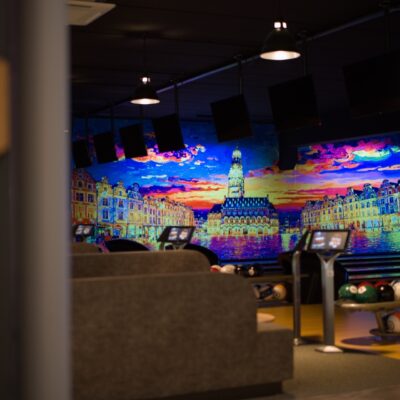 Piste de bowling avec fresque urbaine colorée