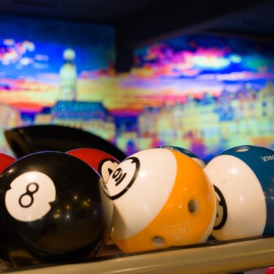 Boules de billard sur table, fond coloré urbain