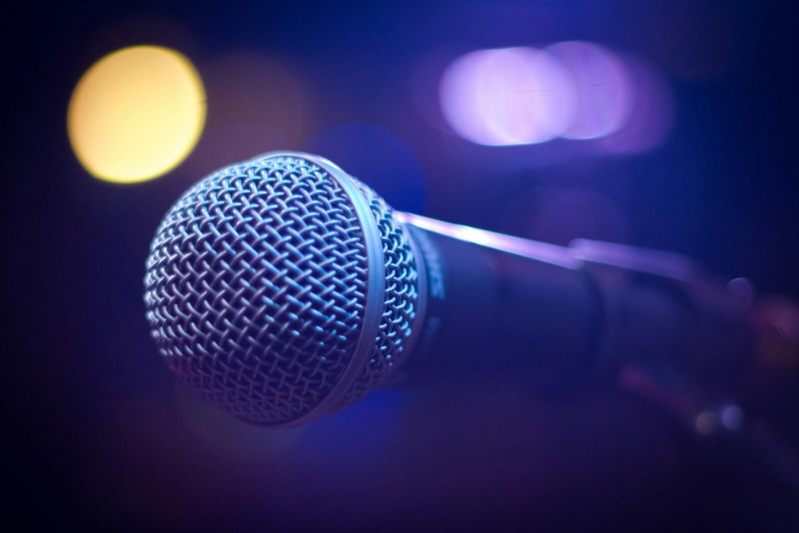 Microphone sur scène avec lumières floues