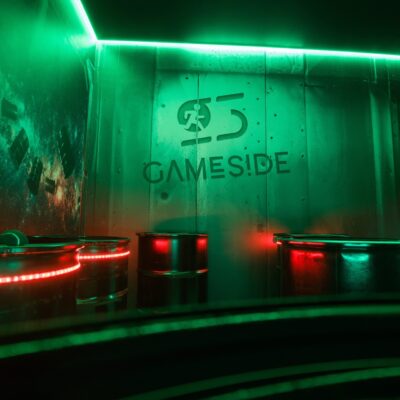 Salle futuriste néon vert avec barils lumineux