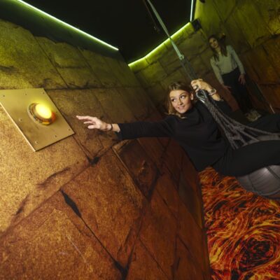 Femme sur boule suspendue dans escape game