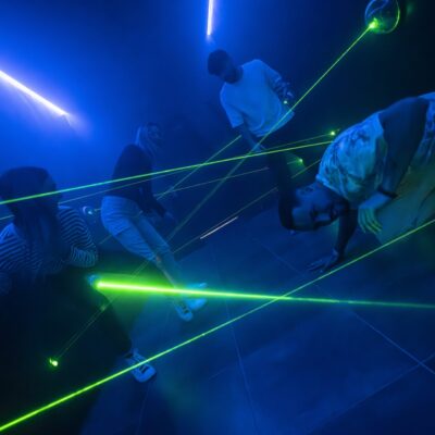 Groupe traversant un labyrinthe de lasers verts
