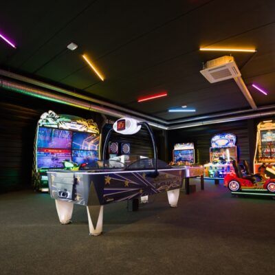 Salle d’arcade moderne aux néons colorés