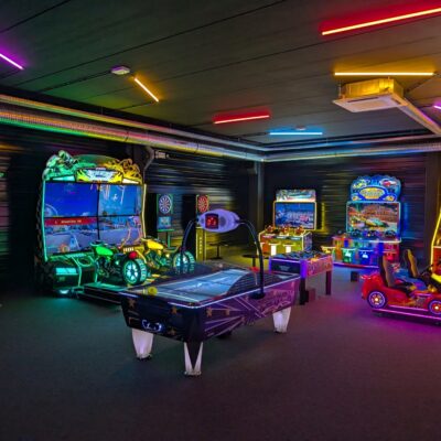 Salle d’arcade néon avec jeux et air hockey