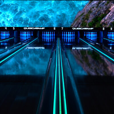 Pistes de bowling éclairées au néon bleu