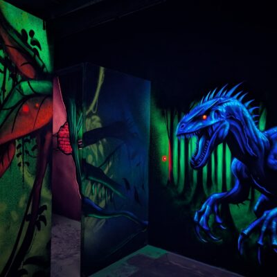 Dinosaure bleu lumineux dans pièce sombre