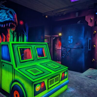 Décor escape game dinosaure et jeep néon