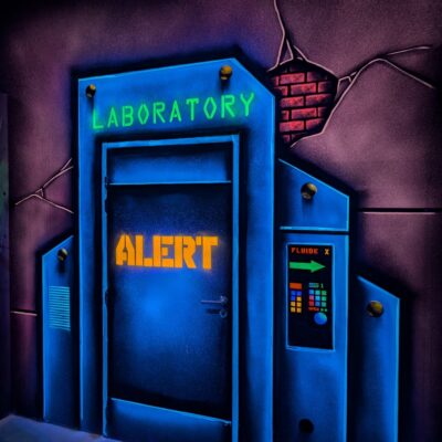 Porte de laboratoire avec alerte lumineuse néon