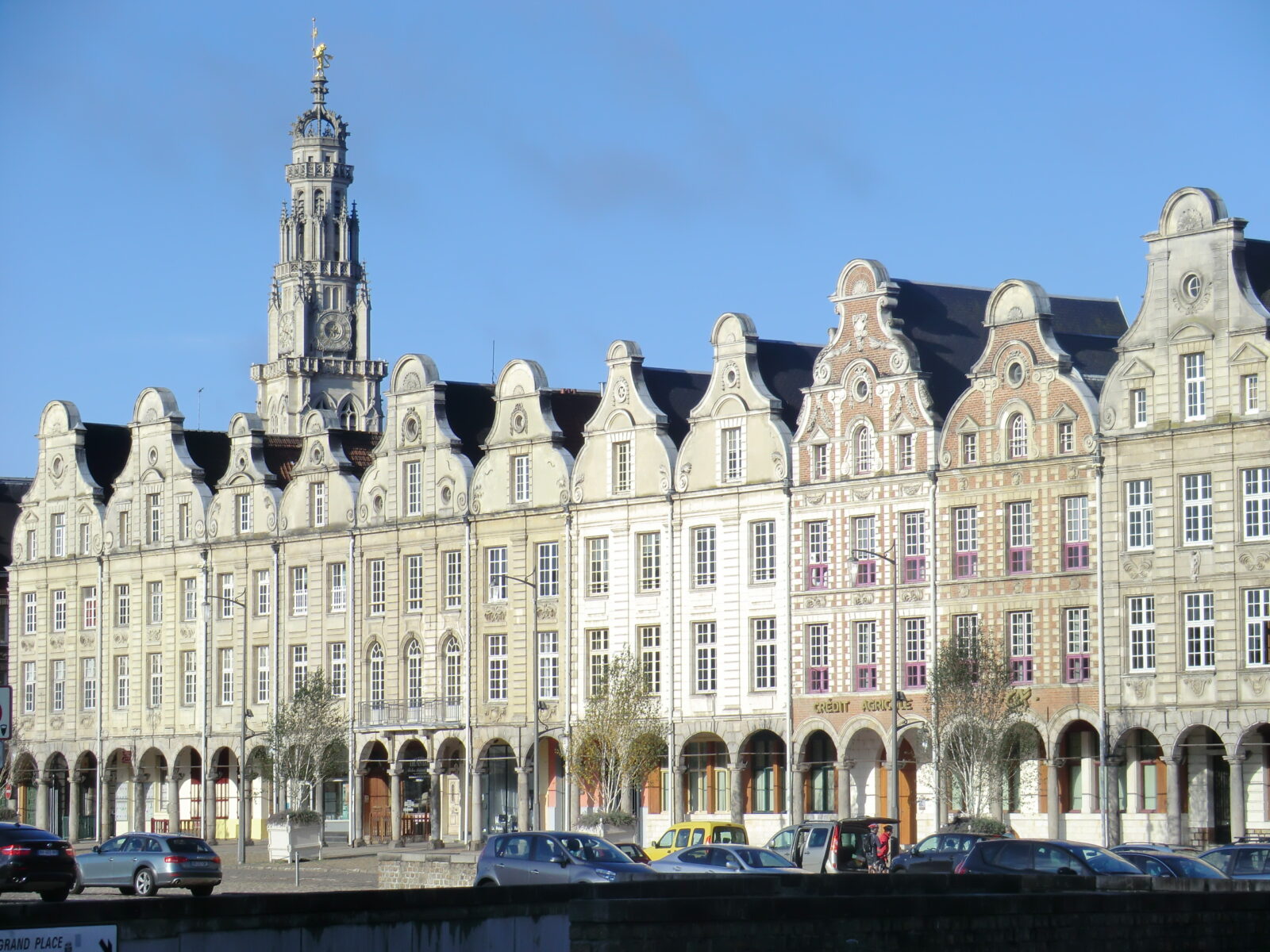 Façades flamandes et beffroi de la Grand-Place d’Arras
